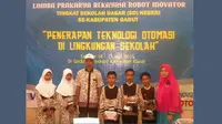 Pelajar dari sekolah yang berdada di kawasan Garut Selatan ini berhasil menciptakan kreasi unik, berupa robot kecil yang mereka namai robot 