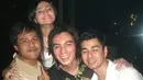 Tampak foto jadul Raffi Ahmad bersama Baim Wong dan Marshanda. Foto itu diambil jauh sebelum ketiganya menikah dan memiliki pasangan masing-masing. Penampilannya mereka pun berhasil mencuri perhatian. (Liputan6.com/IG/@raffinagita1717)