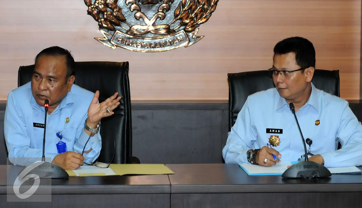 Kabiro Humas Kemenkumham, Ansar bersama Direktur Infokom, Aman Riyadi saat konpers terkait Gayus Tambunan di Direktur jenderal Pemasyarakatan, Jakarta, Selasa (22/9/2015). (Liputan6.com/Helmi Afandi)