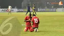 Maldini (nomor 15) dan Yabes Roni Malaifani langsung bersimpuh bersyukur atas kemenangan Garuda Muda melawan Korea Selatan (Liputan6.com/Helmi Fithriansyah)
