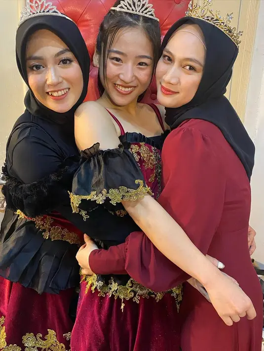Konser itu pun jadi momen spesial reuni Melody dengan para sahabat dan adik-adiknya. [Instagram @haruuuu_chan]