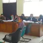 Ketua DPRD Riau Indra Gunawan Eet ketika bersaksi untuk Bupati Bengkalis non aktif, Amril Mukminin di Pengadilan Tipikor Pekanbaru. (Liputan6.com/M Syukur)