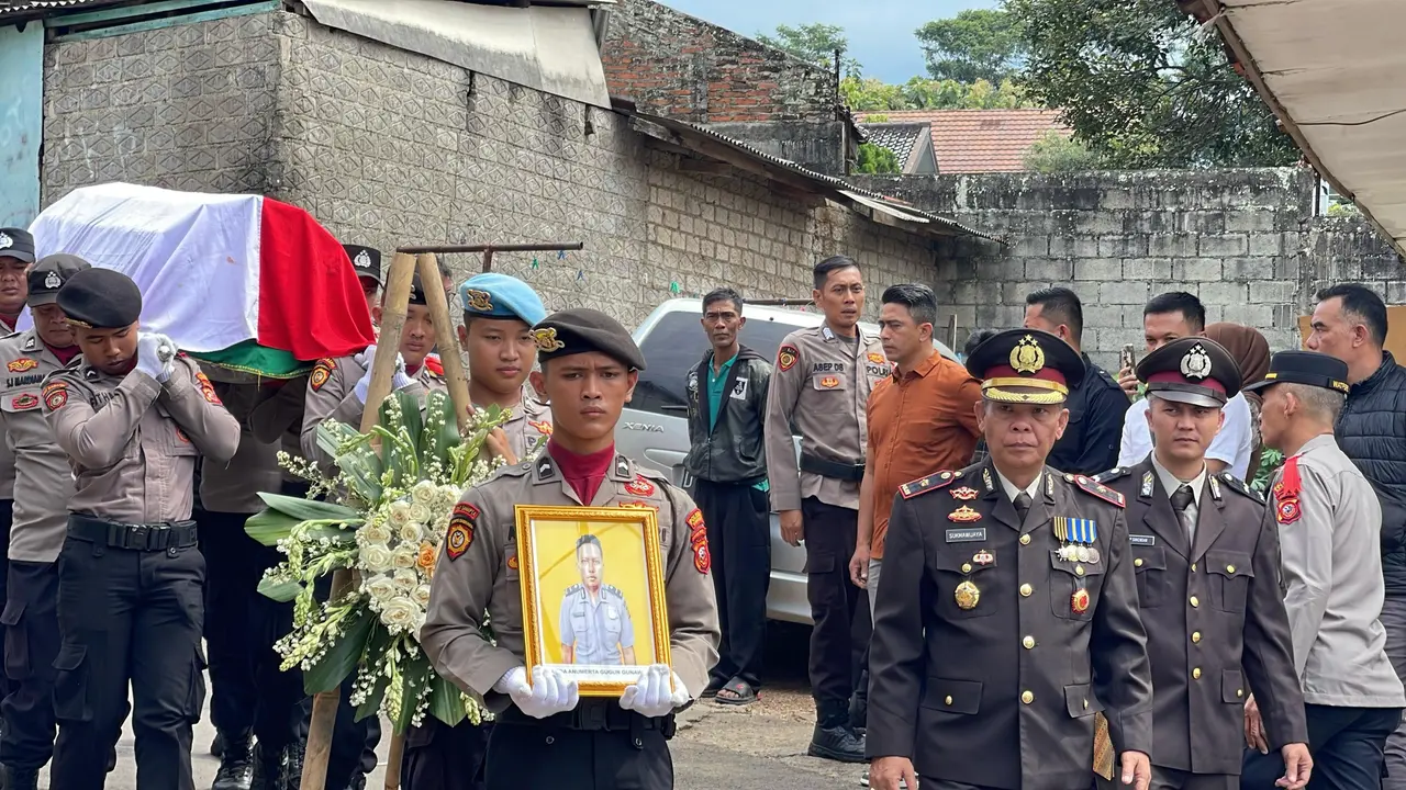 Aipda Anumerta Gugun Gunawan Panit Intelkam Polsek Cibalong, Polres Tasikmalaya, Jawa Barat, wafat akibat terlibat kecelakaan lalu lintas, setelah sebelumnya menjalankan tugas di lapangan. (Liputan6.com)