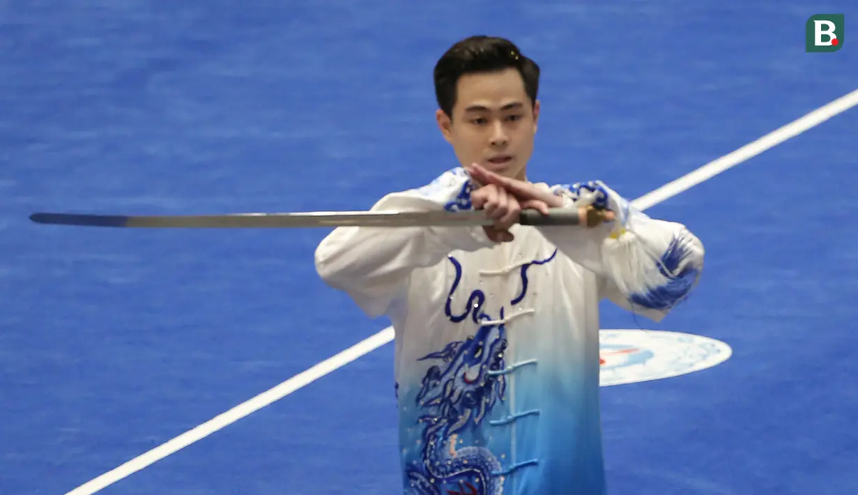 Atlet Wushu Indonesia, Nicholas saat bertanding dalam cabang olahraga Wushu nomor Taolu Taiji Jian Putra SEA Games 2021 di Cau Giay Gymnasium, Hanoi, Sabtu (14/5/2022). Nicholas berada di posisi kedua dengan poin 9,71 sekaligus memastikan diri meraih medali perak dalam nomor pertandingan tersebut. (Bola.com/Ikhwan Yanuar)