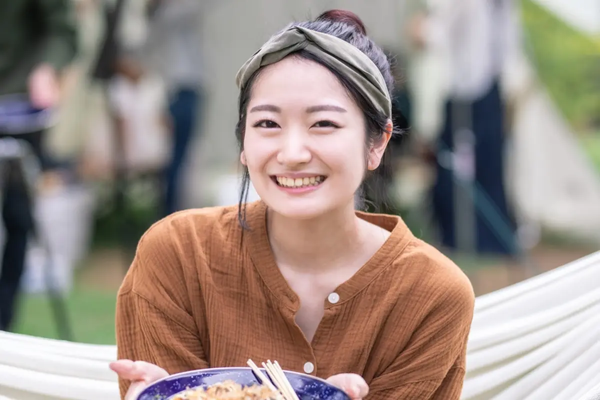 tersenyum bahagia santai