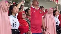 Azizah Salsha terlihat fokus saat melihat sang suami berlaga. Arhan tampil apik di laga Indonesia vs Turkmenistan dengan sumbang 1 gol. Azizah Salsha terlihat fokus saat melihat Arhan bertanding. (Liputan6.com/TikTok/abcdine)