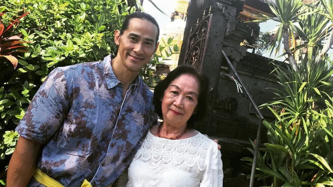 Ade Rai Sampaikan Berita Duka Sang Ibunda Meninggal Dunia