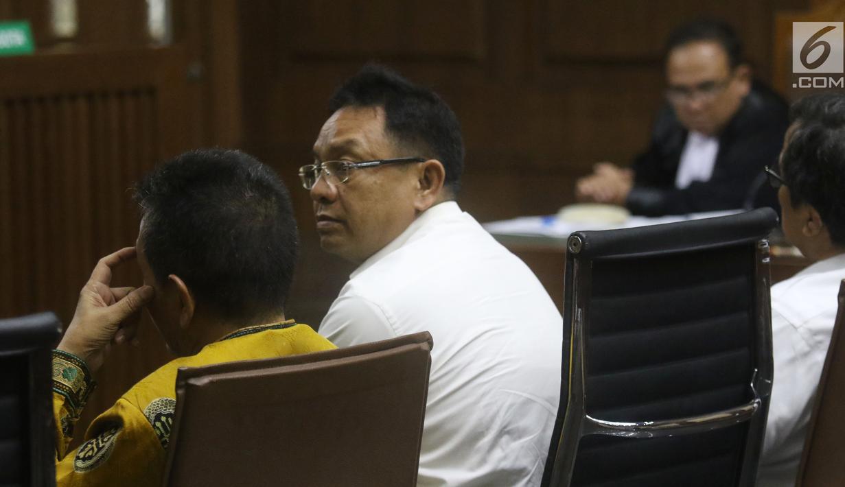 Terdakwa suap DPRD Sumut Tahan Manahan saat menjalani sidang di Pengadilan Tipikor, Jakarta, Kamis (27/12). Tahan Manahan bersama enam lainnya didakwa menerima suap dari Gatot Pujo Nugroho saat menjabat Gubernur Sumut. (Liputan6.com/Helmi Fithriansyah)