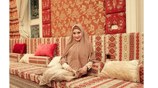 6 Potret Kiki Amalia Tampil dengan Hijab, Curi Perhatian
