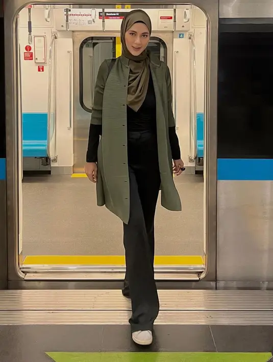 Paula Verhoeven tampil mengenakan outer oversize warna hijau army dipadukan warna kerudung senada serta inner lengan panjang dan celana panjangnya. [@paula_verhoeven]