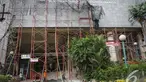 Pekerja merenovasi Gedung DPRD DKI Jakarta. Foto diambil pada Jumat (14/11/2014). (Liputan6.com/Faizal Fanani)