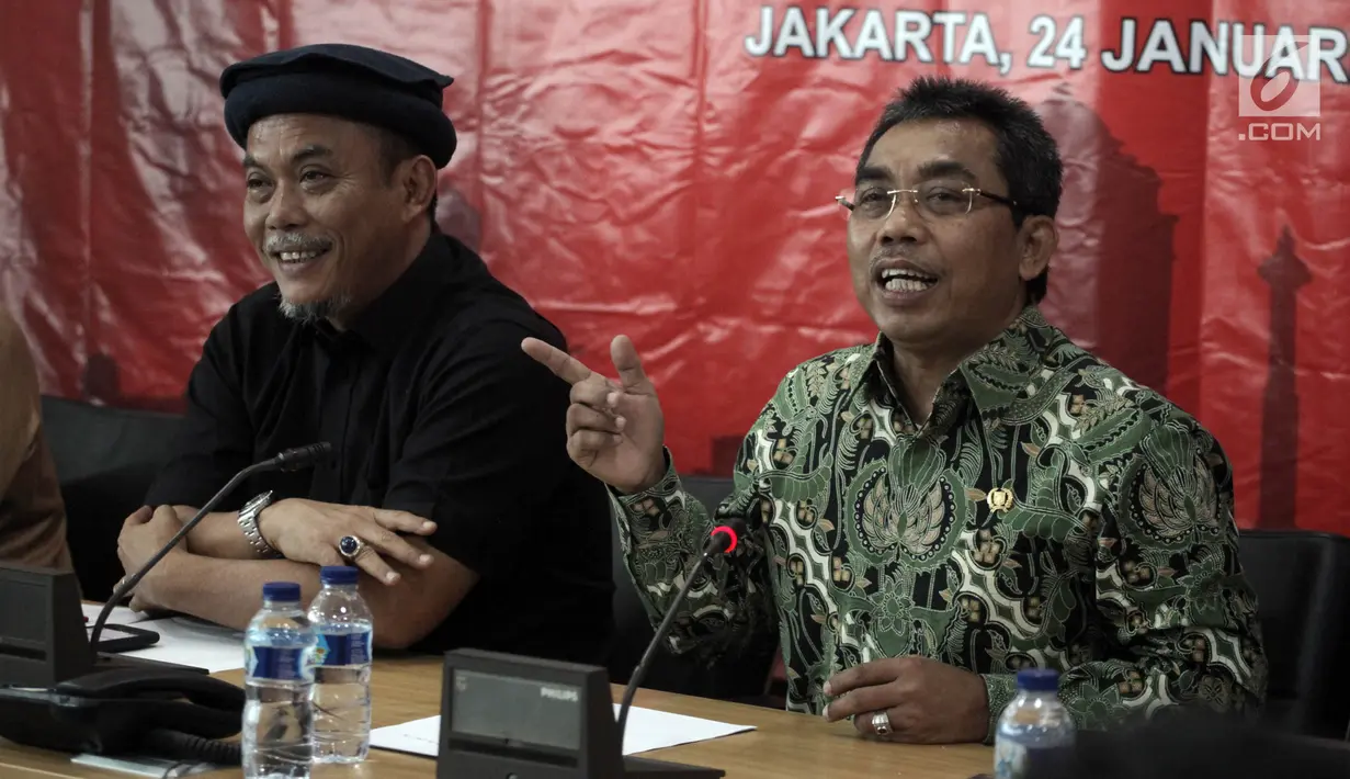 Ketua Fraksi PDI Perjuangan DPRD DKI Jakarta Gembong Warsono (kanan) memberikan keterangan pers di Gedung DPRD DKI Jakarta, Rabu (24/1). PDI-P juga menyoroti pembentukan tim gubernur untuk percepatan pembangunan (TGUPP). (Liputan6.com/Arya Manggala)