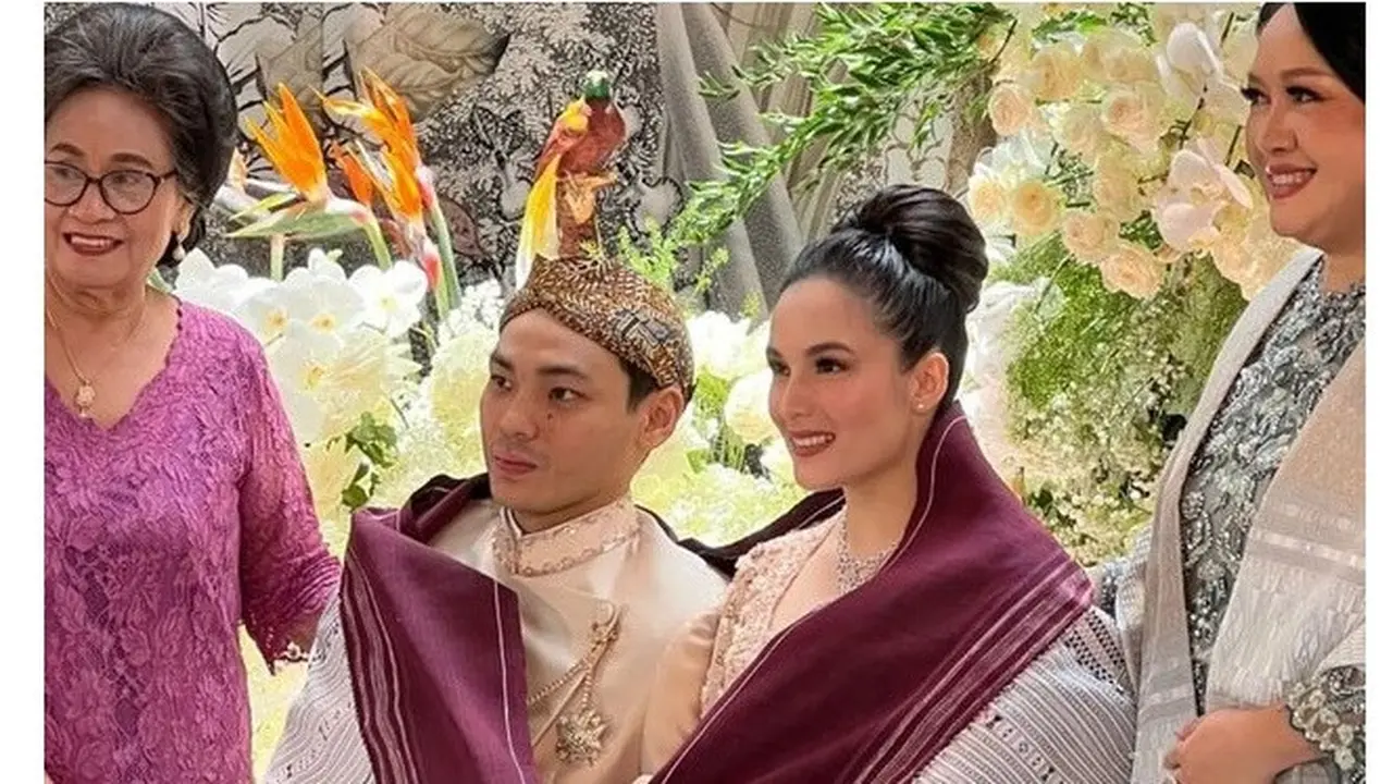 6 Potret Pertunangan Chelsea Islan dan Rob Clinton, Digelar Tertutup Hanya Dihadiri Keluarga