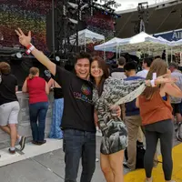 Acha Septriasa dan Vicky Kharisma menonton konser Coldplay di Sydney. (Instagram/septriasaacha)