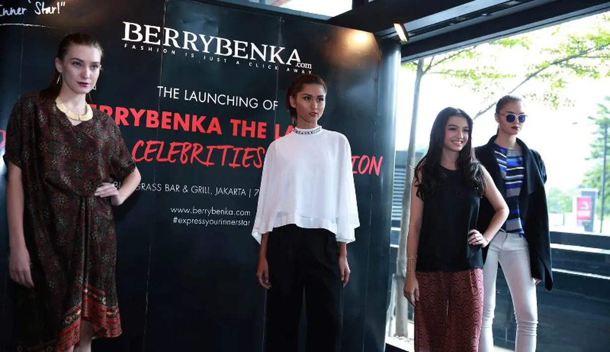 Raline Shah menampilkan baju hasil rancangannya bersama para model. (foto: M. Akrom Sukarya/Bintang.com)