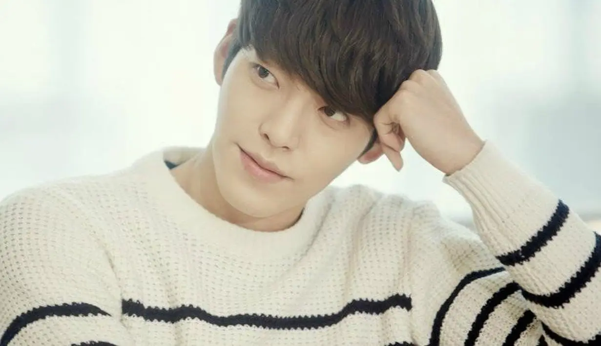Lama tak muncul, Kim Woo Bin pun memberikan kejuta untuk para penggemarnya. Ia menuliskan sebuah surat untuk para penggemarnya di situs fan cafe. (Foto: allkpop.com)