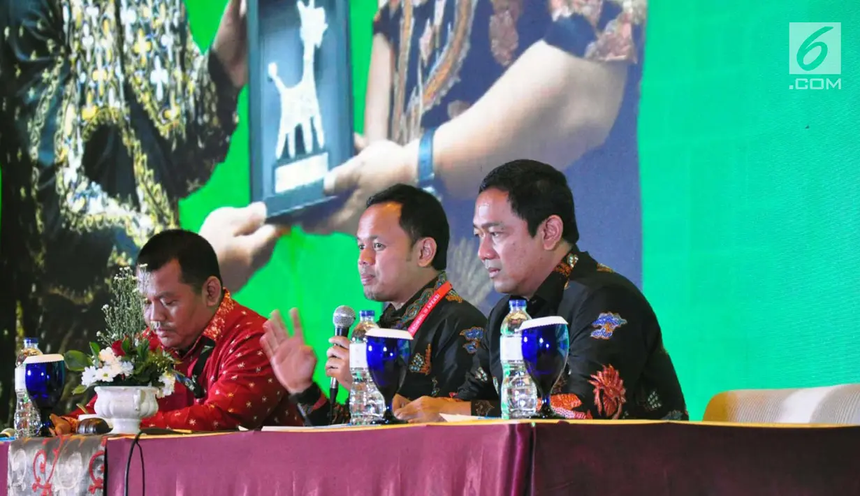 Wali Kota Bogor Bima Arya (tengah) memberi penjelasan saat acara Rakerkomwil III APEKSI Tahun 2019 di Hotel PO Paragon Semarang, Jumat (29/3). Pada pertemuan di kota semarang ini , membahas tentang program smartcity untuk indonesia. (Liputan6.com/Gholib)