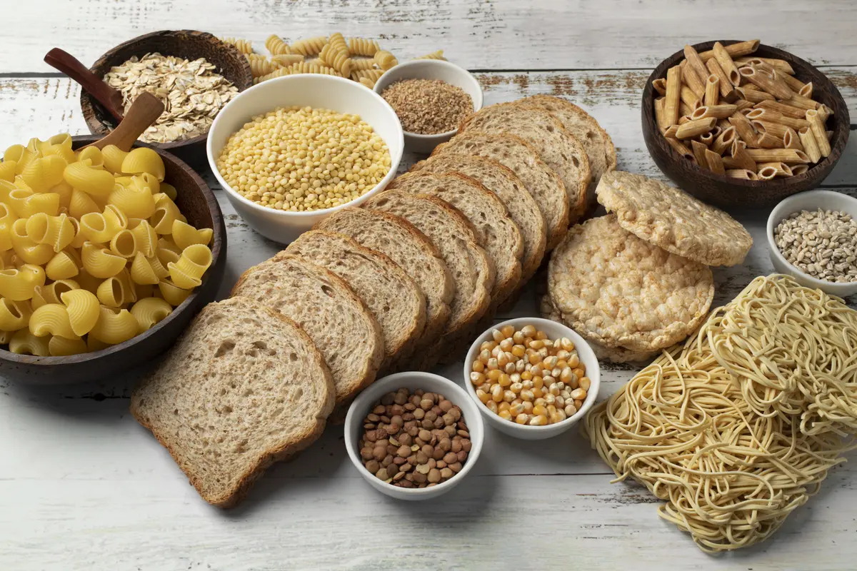 Berbagai macam karbohidrat pengganti nasi seperti roti, pasta, dan jagung (Foto Dok: Freepik/freepik)