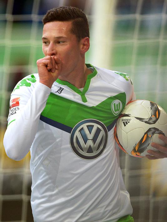 Selepas dari Schalke 04, Julian Draxler memutuskan untuk hijrah ke Wolfsburg pada 31 Agustus 2015. Selama berkostum Wolfsburg, pria dengan tinggi 187 cm itu membukukan delapan gol dan 10 assist dalam 45 kali penampilan. (EPA/Peter Steffen)