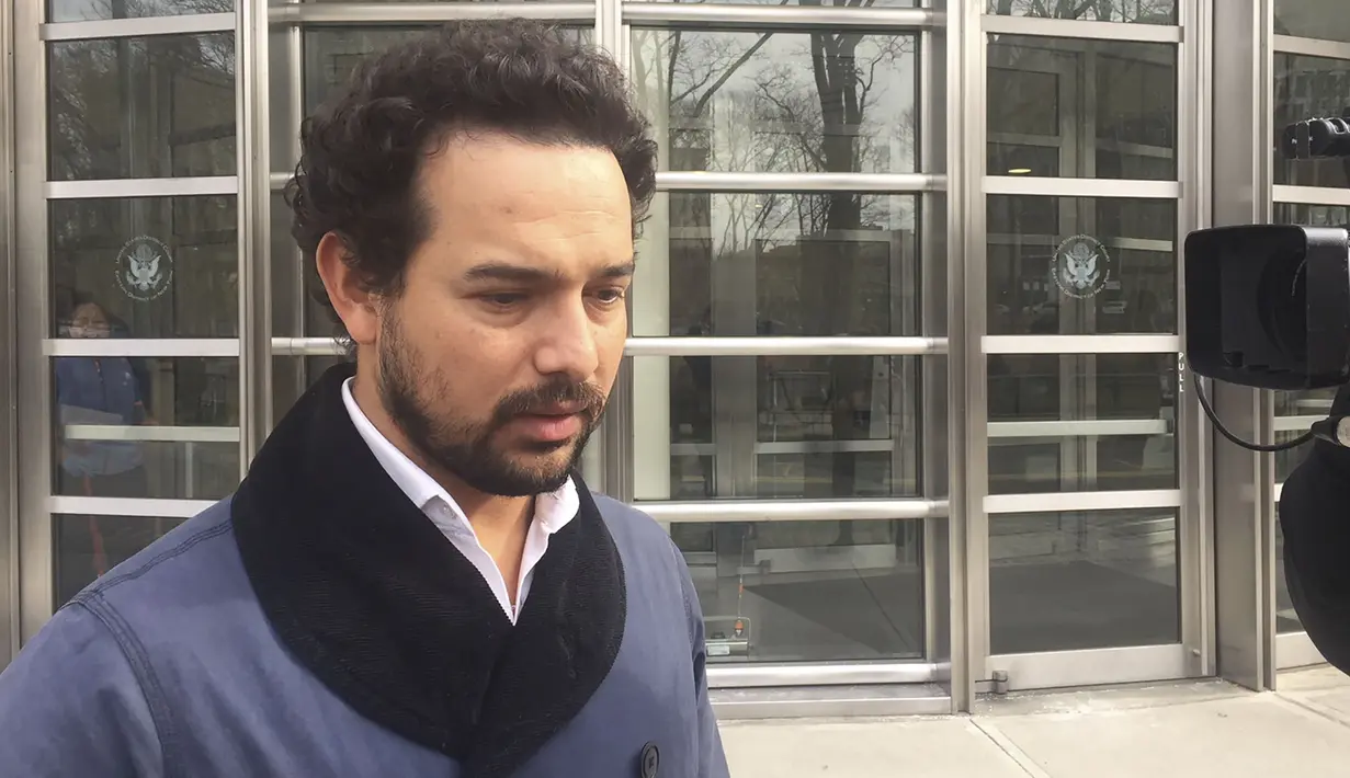 Aktor Meksiko, Alejandro Edda usai menghadiri sidang gembong narkoba, Joaquin "El Chapo" Guzman di pengadilan federal Brooklyn, (28/1). Kemunculan Edda untuk mempelajari karakter El Chapo demi perannya di drama Netflix, Narcos: Mexico. (Laura BONILLA/AFP)