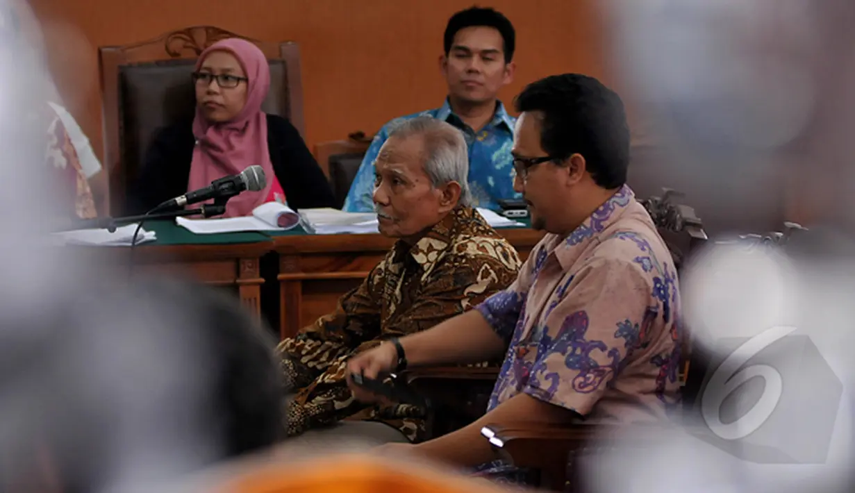 Pensiunan Jaksa, Atnan Talyaja (kiri) dan Dosen Fakultas  Hukum UI, Junaidi (kanan) saat menadi saksi di praperadilan budi Gunawan di Pengadilan Negri Jakarta Selatan, Jumat (13/2/2015). (Liputan6.com/Johan Tallo)