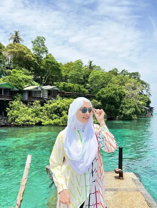 Penampilan Reisa dalam balutan hijab ini bikin netizen pangling, bahkan tak sedikit yang menyebut parasnya mirip Citra Kirana. Bagaimana menurutmu, Sahabat Fimela? (Instagram/reisabrotoasmoro).