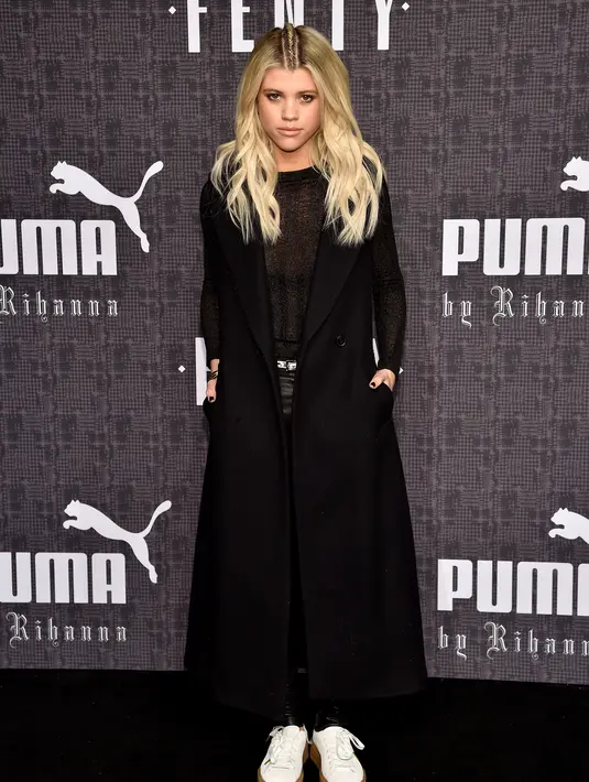 Saat tertangkap kamera paparazzi, keduanya yang terlihat pada malam itu memang tampak bahagia. Mereka seakan sedang bercerita sambil menyusuri jalan dan tak menyadari kehadiran kamera. (AFP/Bintang.com)