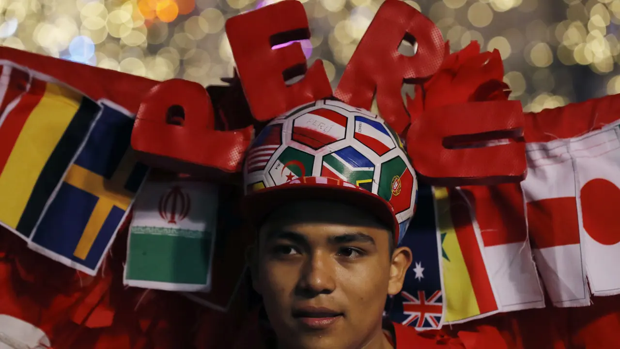FOTO: Kepala Firaun hingga Topi Sombrero Menambah Semarak Piala Dunia 2018