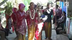 Pesta pernikahan pasti sudah direncanakan jauh hari. Meskipun diterpa banjir, pernikahan ini tetap berjalan.