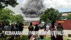 Kebakaran terjadi di sebuah pabrik palsu. Hal ini membuat karyawan panik dan berhamburan keluar.