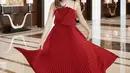 Gaya chic ala Jessica Mila. Dibalut pleated dress yang playful berwarna merah, Jessica Mila berpose cantik. Foto: Instagram.