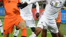 Bek Prancis, Raphael Varane berebut bola dengan bek Belanda, Daley Blind selama pertandingan UEFA Nations League di stadion Feijenoord di Rotterdam (16/11). Belanda menang atas Prancis 2-0. (AFP Photo/John Thys)