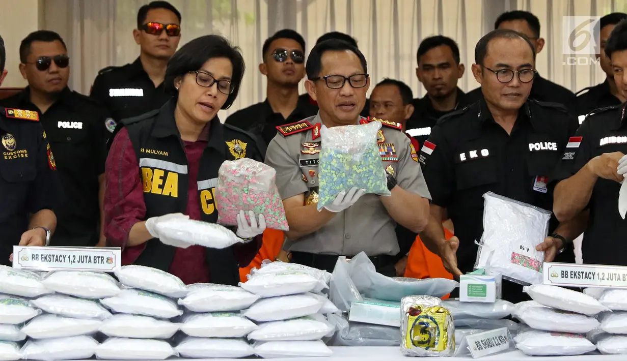 Menteri Keuangan Sri Mulyani (kedua kiri), bersama Kapolri Jenderal Tito Karnavian (tengah) memeriksa barang bukti saat rilis di Polri, Jakarta, Selasa (1/8). (Liputan6.com/Immanuel Antonius)