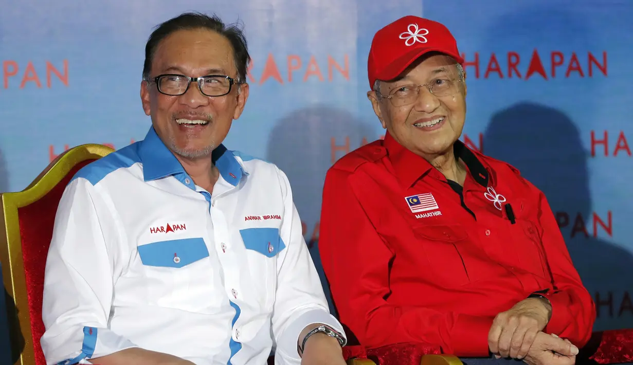 Perdana Menteri Malaysia Mahathir Mohamad (kanan) duduk di sebelah ikon reformasi Malaysia Anwar Ibrahim saat rapat umum di Port Dickson, Malaysia, 8 Oktober 2018. Wakil PM Datuk Seri Dr Wan Azizah Wan Ismail dikabarkan akan jadi PM Malaysia menggantikan Mahathir Mohamad. (AP Photo/Vincent Thian)