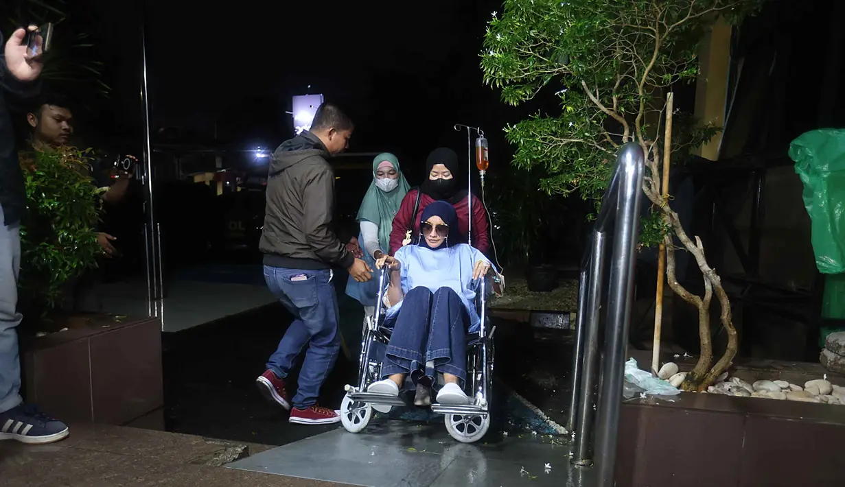 Sebelumnya, perseteruan ini berawal dari unggahan Samira Farahnaz atau yang biasa dikenal sebagai Dokter Detektif alias Doktif di media sosial yang menuduh klinik milik dr. Richard Lee beroperasi tanpa izin (SIP). Tampak dalam foto, Samira Farahnaz atau yang biasa dikenal sebagai Dokter Detektif alias Doktif saat tiba di Mapolres Metro Jakarta Selatan, Kamis (22/1/2026). (Kapanlagi.com/Budy Santoso)