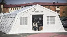 Petugas medis bekerja di rumah sakit lapangan darurat Samaritan's Purse di Cremona, Italia, Jumat (20/3/2020). Rumah sakit lapangan ini dibangun untuk merawat pasien virus corona COVID-19 yang terus melonjak. (Claudio Furlan/LaPresse via AP)