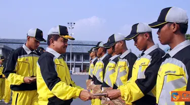 Citizen6, Jakarta: Pangkolinlamil Laksda TNI S.M. Darojatim memberikan ucapan selamat usai upacara penyambutan kontingen Kolinlamil, di Dermaga Kolinlamil Jakarta, Jumat, (22/6). (Pengirim: Kadispen Kolinlamil).