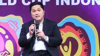 Ketua umum PSSI, Erick Thohir memberikan keterangan dalam konferensi pers pengumuman SCM sebagai pemegang hak siar Piala Dunia U-17 2023, Selasa (3/10/2023) di SCTV Tower, Jakarta. (Bola.com/Muhammad Iqbal Ichsan)