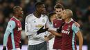 West Ham vs Manchester United. (2/1/2017). Gelandang West Ham, Sofiane Feghouli berdebat dengan gelandang Manchester United, Paul Pogba usai mendapat kartu merah dari wasit Mike Dean karena dianggap melakukan tekel keras terhadap bek Phil Jones. (AFP/Adrian Dennis)
