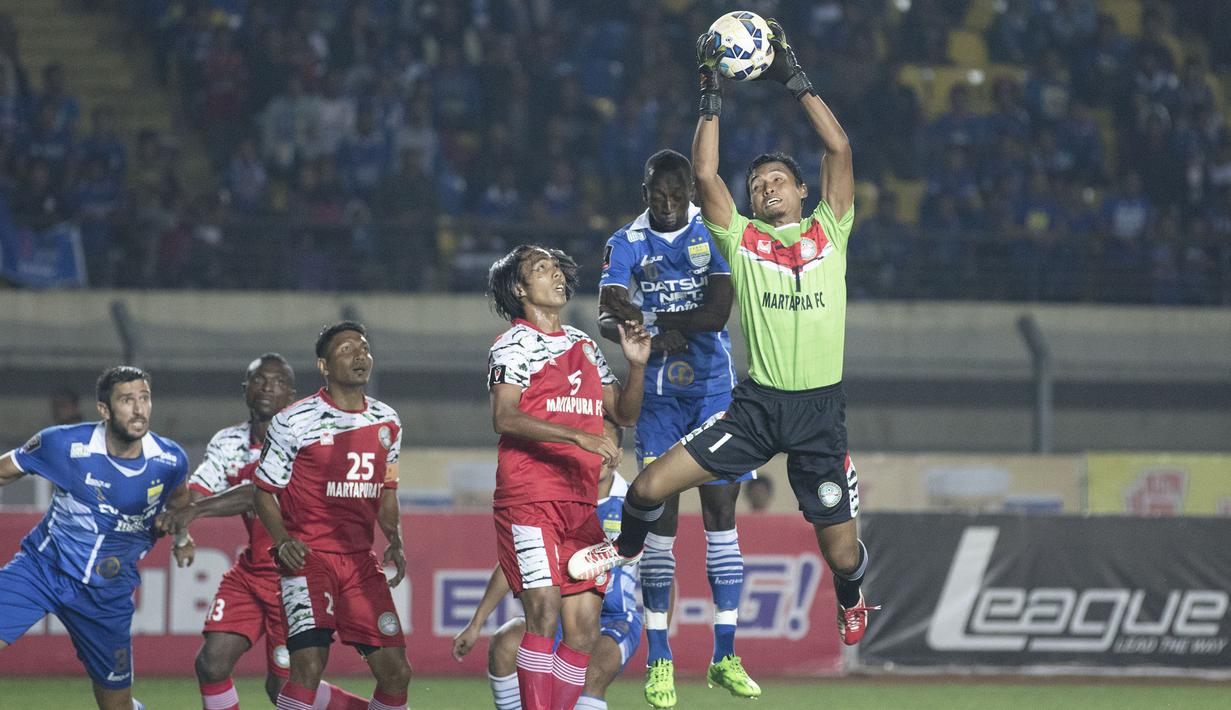Kiper Martapura FC, Fauzal Mubarok, berebut bola dengan pemain Persib, Makan Konate, dalam lanjutan Piala Presiden 2015 di Stadion Si Jalak Harupat, Bandung. Kamis (10/9/2015). (Bola.com/Vitalis Yogi Trisna)