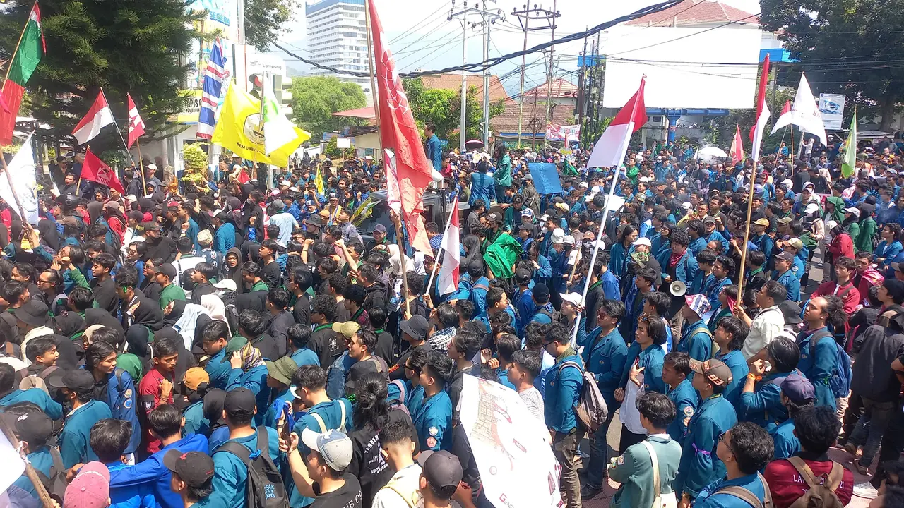 Ribuan mahasiswa di Lampung menggelar unjuk rasa di gerbang Kantor DPRD Lampung. Foto : (Liputan6.com/Ardi).