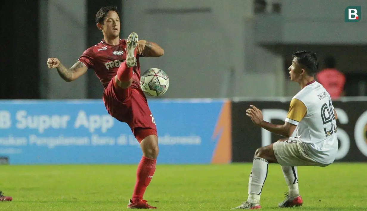 Memasuki babak kedua, jual beli serangan dilakukan kedua tim. Sriwijaya FC yang tertinggal mencoba menciptakan peluang untuk menyamakan skor. (Bola.com/M Iqbal Ichsan)