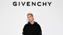 Taeyang Big Bang tampil serba hitam dengan dekonstruksi hoodie, slim fit jeans, dan chunky shoes di Givenchy Men’s FW23 show. @givenchy.