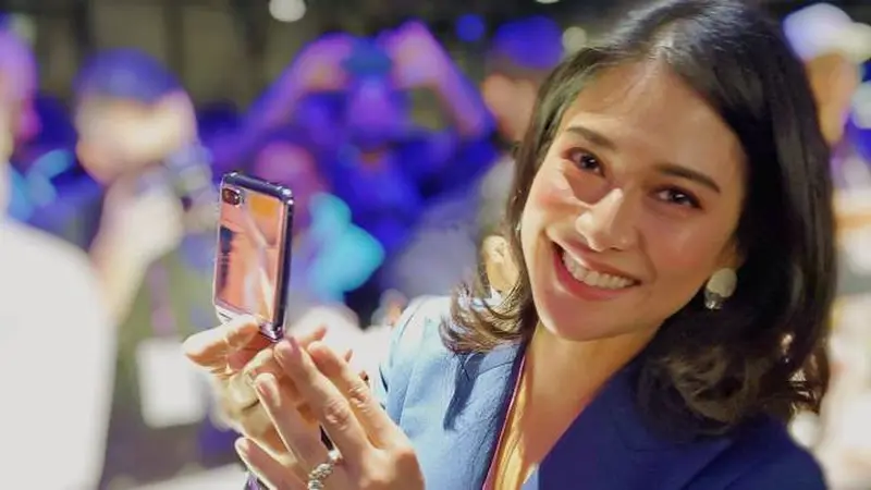 Dian Sastrowardoyo memegang Samsung Galaxy Z Flip Mirror Purple di acara peluncuran smartphone ini di San Francisco, California, Amerika Serikat. (Foto: Dok Pribadi Dian Sastrowardoyo).