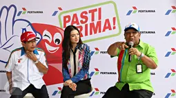 Direktur Pemasaran Pertamina Ahmad Bambang (kanan), Komisaris Utama Pertamina Tanri Abeng (kiri) dan aktris Raline Shah saat acara peluncuran konsep SPBU 'Pasti Prima' di SPBU Pasti Prima Lenteng Agung, Jakarta, (11/12). (Liputan6.com/Immanuel Antonius)