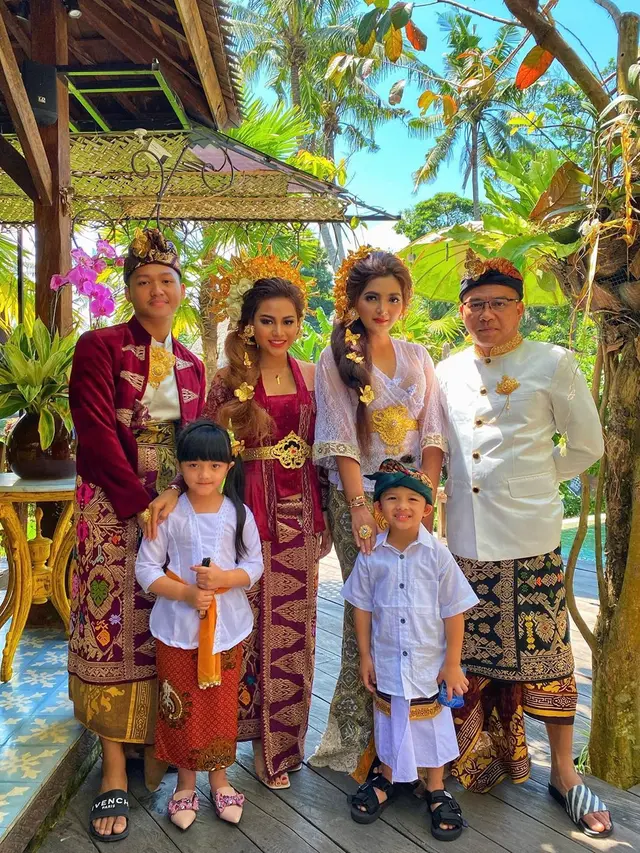 7 Gaya Ashansty Pakai Baju Adat Bali, Tampil Menawan