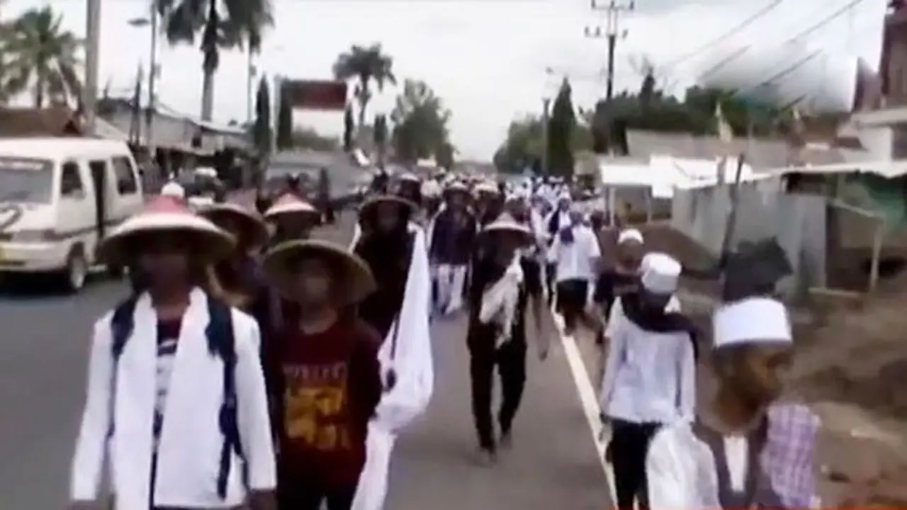 Santri Ciamis Jalan Kaki ke Jakarta Ikut Aksi 2 Desember