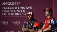 Jorge Martin dan Marc Marquez pada sesi konferensi pers jelang MotoGP Qatar 2025. (Karim JAAFAR / AFP)