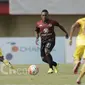 Gelandang Barito Putera, David Laly, berusaha melewati pemain Sriwijaya FC pada laga Piala Presiden di Stadion Kapten I Wayan Dipta, Bali, Senin (13/2/2017). Barito Putera kalah 1-2 dari Sriwijaya FC. (Bola.com/Vitalis Yogi Trisna)