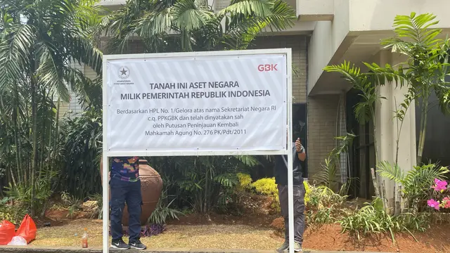 Pusat Pengelolaan Kompleks Gelora Bung Karno (PPKGBK) resmi memasang pelang dan spanduk di kawasan Hotel Sultan, Jakarta Pusat, pada Rabu (4/10/2023).